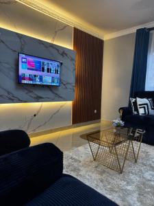 TV/trung tâm giải trí tại Givine Signature - Nyumbani Luxe