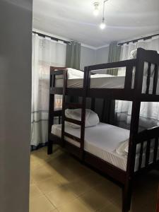 Giường trong phòng chung tại Givine Signature - Nyumbani Luxe