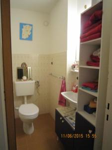 Koupelna v ubytování Schönes Zimmer in der City Basel
