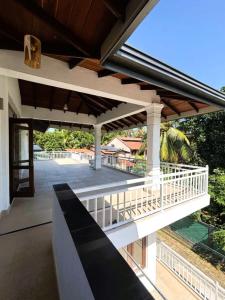 une terrasse extérieure avec un banc noir sur une maison dans l'établissement The Penthouse Kadawatha, à Mahara