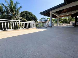 Le porche d'une maison avec un bateau en arrière-plan dans l'établissement The Penthouse Kadawatha, à Mahara