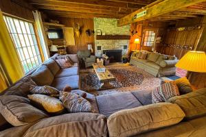 Χώρος καθιστικού στο Vermont 1828 Reunion House