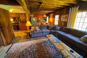 Χώρος καθιστικού στο Vermont 1828 Reunion House