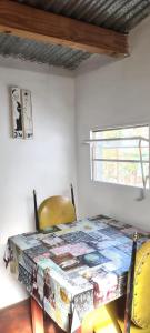 une table avec une courtepointe dessus dans une pièce dans l'établissement Hostal la caleta, à Salta