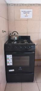 une cuisinière avec un pot installé au-dessus dans l'établissement Hostal la caleta, à Salta