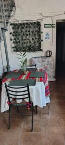 une table dans une pièce avec une table et une chaise dans l'établissement Hostal la caleta, à Salta