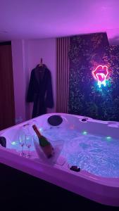 una stanza con una vasca con due bicchieri di vino di Osmose a Feuquières