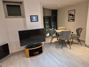 TV a/nebo společenská místnost v ubytování Flat - Spurriergate House