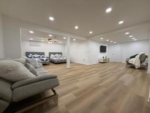 Posezení v ubytování Cozy 3BR Retreat - Modern Finish & Great Location