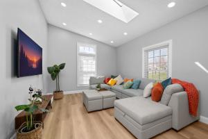 Posezení v ubytování Cozy 3BR Retreat - Modern Finish & Great Location + 23 fotografií