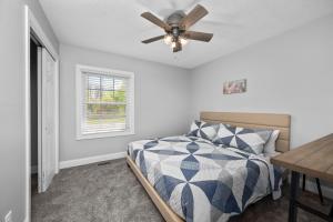 Postel nebo postele na pokoji v ubytování Cozy 3BR Retreat - Modern Finish & Great Location