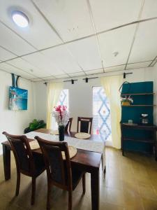 un comedor con una mesa y sillas con flores. en Hostal La casa de Ross, en Santa Ana