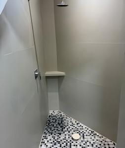 a bathroom with a black and white checkered floor at Loft El Tular - a 5 minutos de la Playa in Colonia Miramar +7 photos