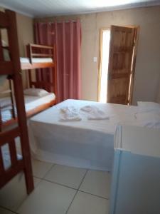 ein Schlafzimmer mit zwei Etagenbetten und einem Fenster in der Unterkunft Pousada Recanto da Vila in Mucugê