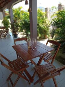 ein Holztisch und Stühle auf einer Terrasse in der Unterkunft Pousada Recanto da Vila in Mucugê