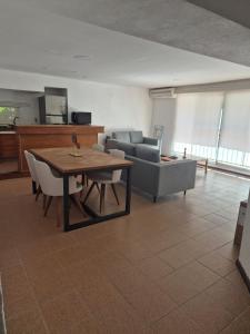 un salon avec une table et un canapé dans l'établissement Club Sol, à Punta del Este