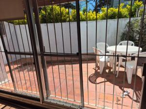 Elle offre une vue sur une terrasse avec une table et des chaises. dans l'établissement Club Sol, à Punta del Este