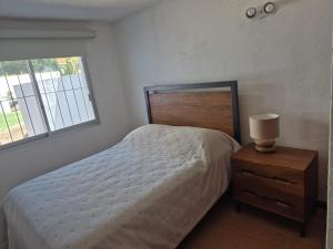 une chambre avec un lit et une fenêtre dans l'établissement Club Sol, à Punta del Este