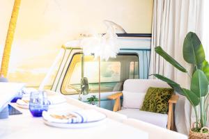 Posezení v ubytování Luxury Waikīkī Condo - 1BR King Suite, Full Kitchen, Rooftop Pool, 700ft to Beach l Sea La Vie