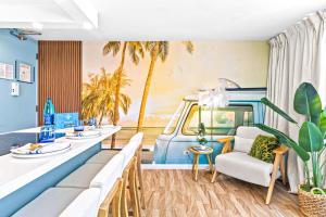 Postel nebo postele na pokoji v ubytování Luxury Waikīkī Condo - 1BR King Suite, Full Kitchen, Rooftop Pool, 700ft to Beach l Sea La Vie