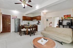 a living room with a couch and a table at Departamento de la quinta in Playa del Carmen