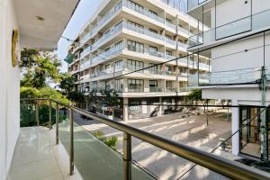 an apartment balcony with a view of a building at Departamento de la quinta in Playa del Carmen