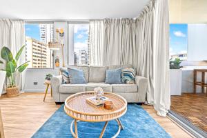 Posezení v ubytování Luxury Waikīkī Condo - 1BR King Suite, Full Kitchen, Rooftop Pool, 700ft to Beach l Sea La Vie