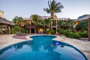 een zwembad voor een huis bij Wind House Jeri in Jericoacoara