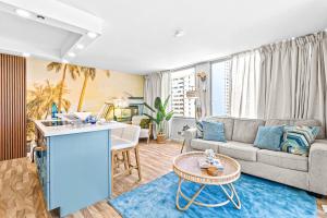 Posezení v ubytování Luxury Waikīkī Condo - 1BR King Suite, Full Kitchen, Rooftop Pool, 700ft to Beach l Sea La Vie + 51 fotografií