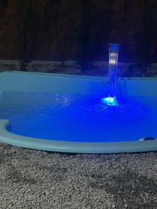 a drinking glass in a pool of blue water at Cabana com Piscina in Annitapolis