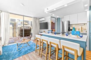 Kuchyň nebo kuchyňský kout v ubytování Luxury Waikīkī Condo - 1BR King Suite, Full Kitchen, Rooftop Pool, 700ft to Beach l Sea La Vie