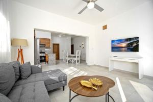 ein Wohnzimmer mit Sofa und Tisch in der Unterkunft Entire villa of 3 bedrooms VT in Sosúa