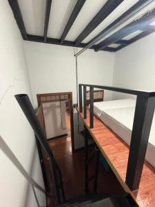 En eller flere senge i et værelse på RollinKeepers Hostel