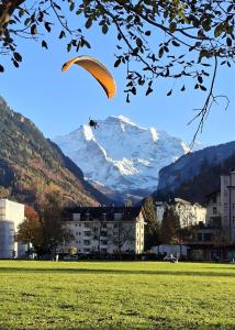 O vedere generală la munți sau o vedere la munte luată de la acest apartament