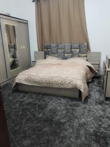 um quarto com uma cama grande e um espelho em The Fog mountain em Kerak