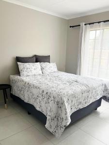 Postel nebo postele na pokoji v ubytování Saints Townhouse