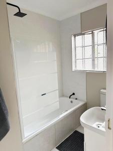 Koupelna v ubytování Saints Townhouse