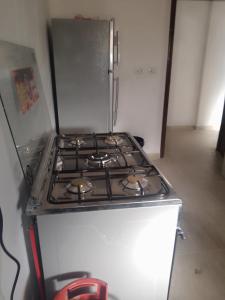 um forno com placa de fogão sentado numa cozinha em The Fog mountain em Kerak