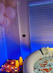 a bedroom with a bed with balloons on the wall at Appartement près de Novotel face au parc WELCOME STAY in Mohammedia