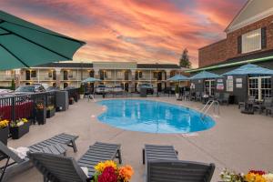 Bazén v ubytování Best Western Hendersonville Inn nebo v jeho okolí