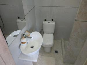 Ένα μπάνιο στο Las Hermanas Seaside +8 φωτογραφίες