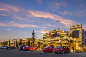 een parkeerplaats met auto's geparkeerd voor een gebouw bij Best Western Hotel Universel Drummondville in Drummondville