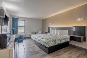 um quarto de hotel com uma cama e uma cozinha em Motel 6 - Franklin, OH em Franklin mais 29 fotografias