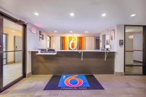 um saguão com balcão de recepção em um prédio em Motel 6 - Franklin, OH em Franklin
