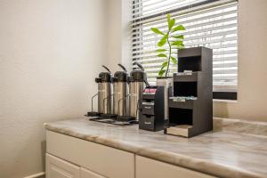 uma cozinha com uma bancada com uma fileira de aquecedores em Motel 6 - Franklin, OH em Franklin