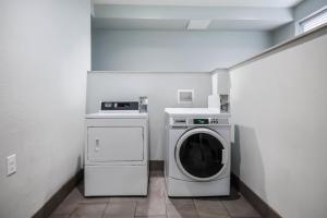 uma lavandaria com uma máquina de lavar roupa e uma máquina de lavar roupa em Motel 6 - Franklin, OH em Franklin