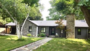 ein Steinhaus mit einem gemauerten Schornstein in einem Hof in der Unterkunft Forest City Room Family Style Room 2 in London