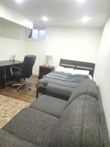 ein Schlafzimmer mit einem Bett, einem Schreibtisch und einer Couch in der Unterkunft Forest City Room Family Style Room 2 in London