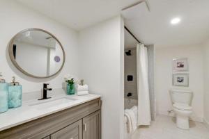 ein Badezimmer mit Waschbecken, Toilette und Spiegel in der Unterkunft Forest City Room Family Style Room 2 in London + 14 Fotos