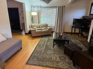 Posezení v ubytování Historic Yakima Home 4BR Office Backyard Oasis + 26 fotografií